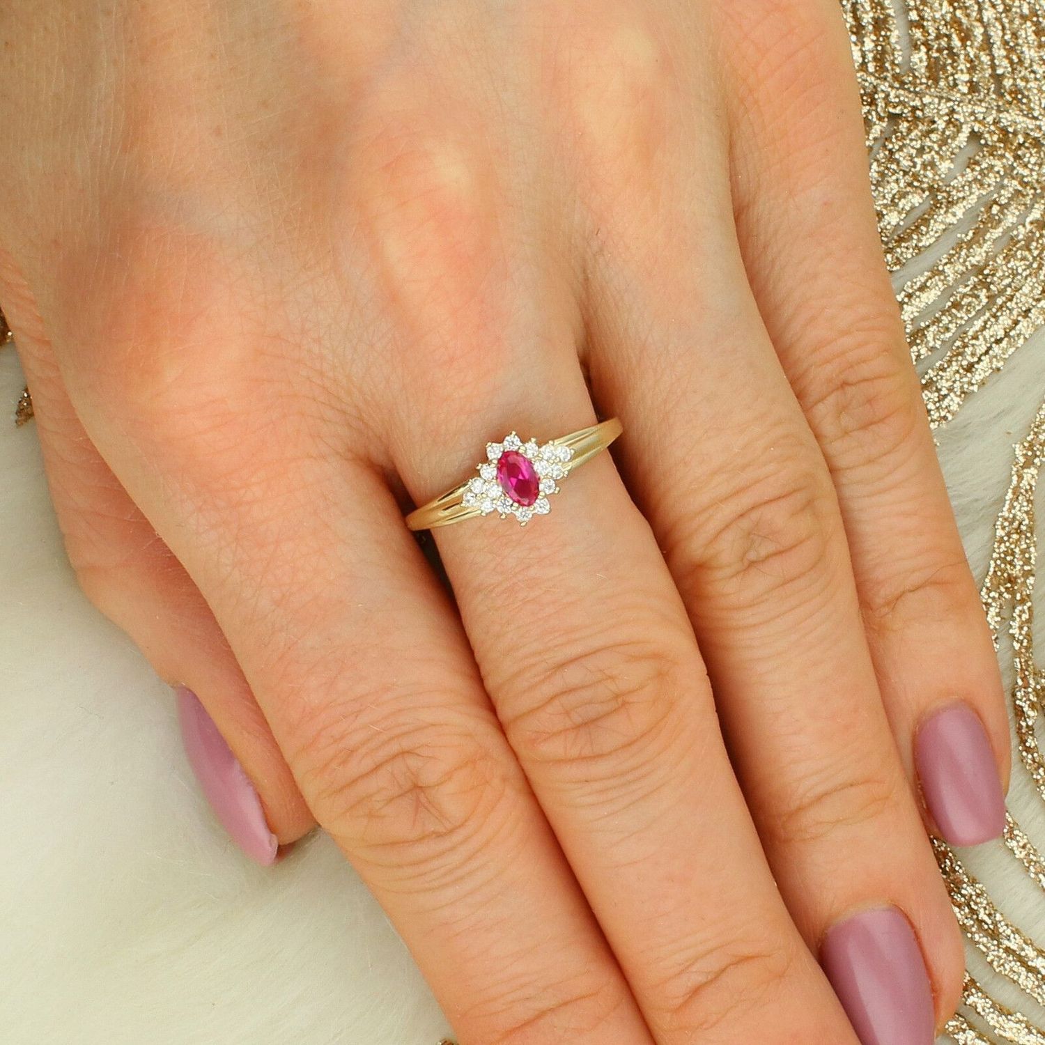 Elegancki złoty pierścionek damski z rubinem w czterech łapkach i cyrkoniami. Kolorowe kamienie syntetyczne, kolekcja Rainbow – idealny na prezent.1.jpg